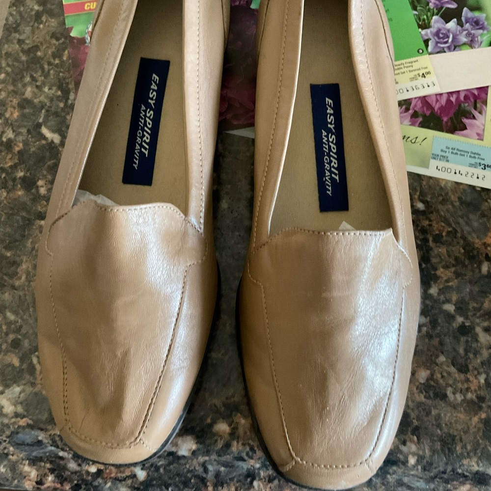 8.5 WW tan leather Easy Spirit anti-gravity flats